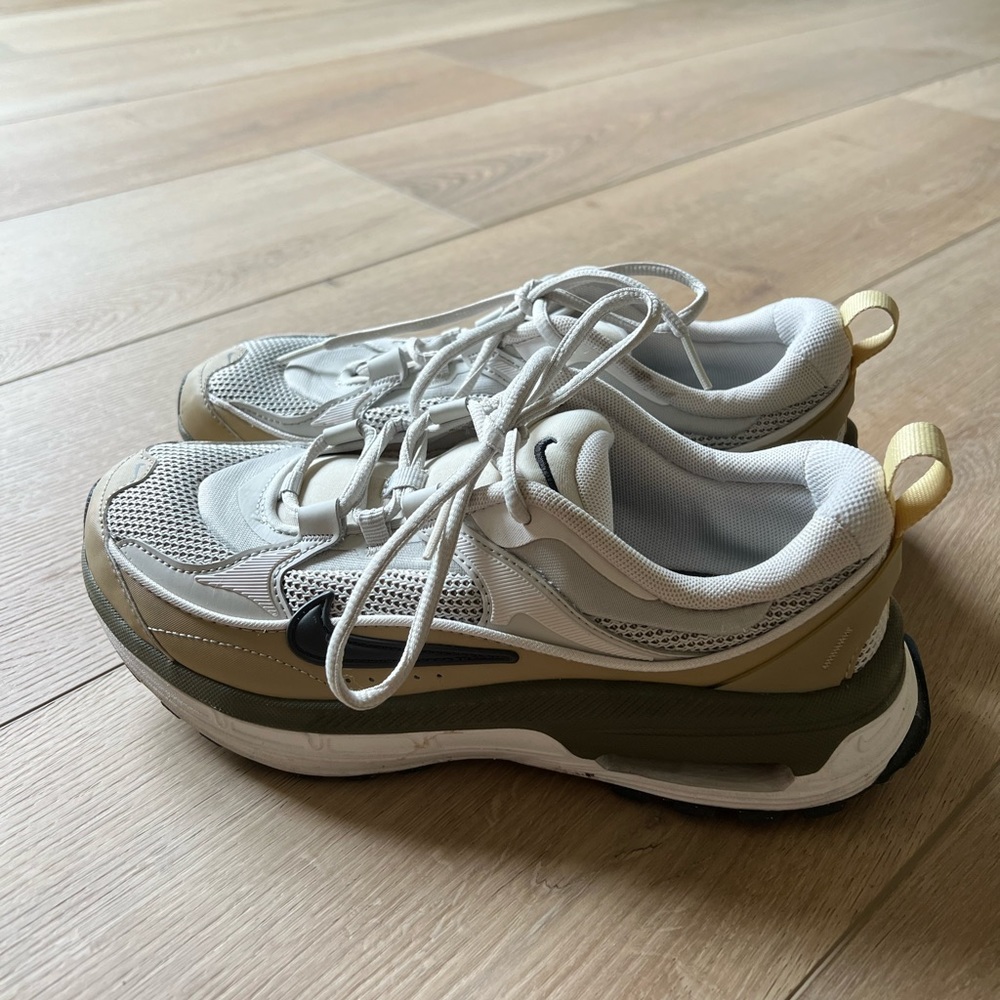 Nike Air Max Bliss / Size 8 / Womens